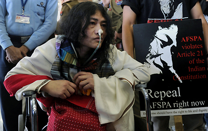 שרמילה בדרכה למשפט. משוחררת פעם בשנה ושבה לשבות רעב (צילום: AFP) (צילום: AFP)