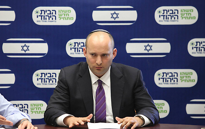 "מפשילים שרוולים לסייע לראש הממשלה". בנט, היום (צילום: גיל יוחנן)