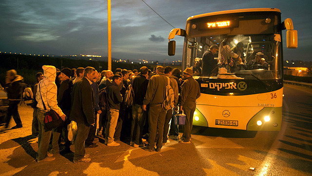 Segregated buses are a symbol. An excellent weapon for those spreading the apartheid claim (Photo: AFP)