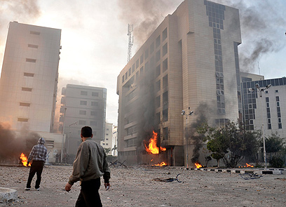 המפגינים שרפו בנייני ממשלה. פורט סעיד (צילום: EPA) (צילום: EPA)