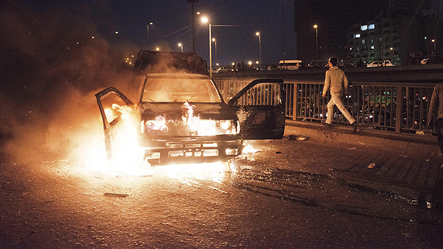 גם בקהיר היו מהומות. ניידת משטרה שהוצתה על גשר 6 באוקטובר (צילום: AFP) (צילום: AFP)