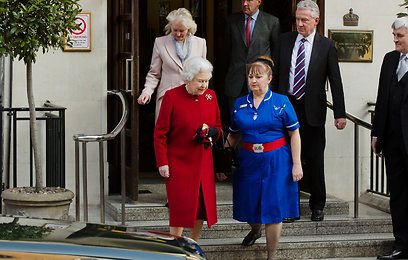 המלכה אליזבת יוצאת מבית החולים. היא בגובה 1.63 מטר (צילום: Getty Images) (צילום: Getty Images)