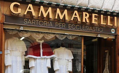 החנות המשפחתית ברומא. מלבישה קרדינלים כבר 200 שנה (צילום: MCT) (צילום: MCT)