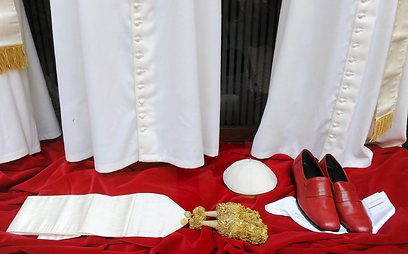 בגדי האפיפיור החדשים בחלון הראווה (צילום: MCT) (צילום: MCT)
