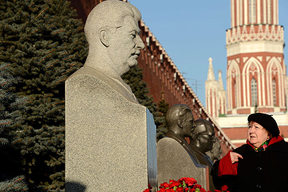 קברו של סטלין בכיכר האדומה במוסקבה (צילום: AFP) (צילום: AFP)