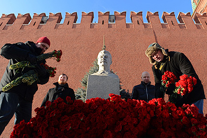 מניחים פרחים על קברו של הרודן הסובייטי (צילום: AFP) (צילום: AFP)