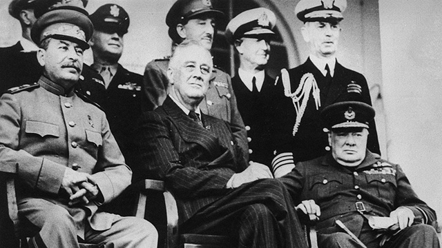 וינסטון צ'צ'יל, פ.ד. רוזוולט ויוזף סטלין. צולם בוועידת טהרן, דצמבר 1943 (צילום: gettyimages) (צילום: gettyimages)