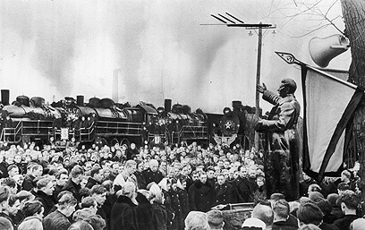 עובדי רכבת עומדים דקת דומייה לזכר סטלין, 1953 (צילום: gettyimages) (צילום: gettyimages)