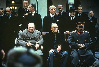 צ'רצ'יל בוועידת יאלטה ב-1945, לצד סטלין ורוזוולט (צילום: gettyimages) (צילום: gettyimages)