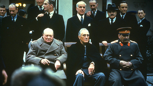 הנשיא האמריקני פנה לקונגרס כדי לבקש אישור לצאת למלחמת העולם ה-2. רוזוולט (יושב במרכז) עם סטלין וצ'רצ'יל בועידת יאלטה ב-1945 (צילום: gettyimages) (צילום: gettyimages)