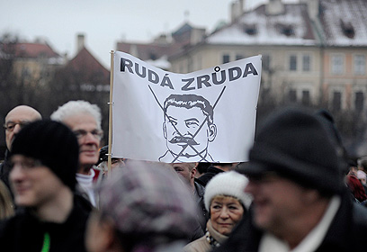 מחאה נגד "המפלצת האדומה". מפגינים בפראג (צילום: EPA) (צילום: EPA)