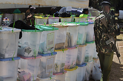 חייל שומר על פתקי ההצבעה (צילום: AFP) (צילום: AFP)