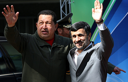 צ'אבס עם ידידו הקרוב, נשיא איראן אחמדינג'אד (צילום: EPA) (צילום: EPA)