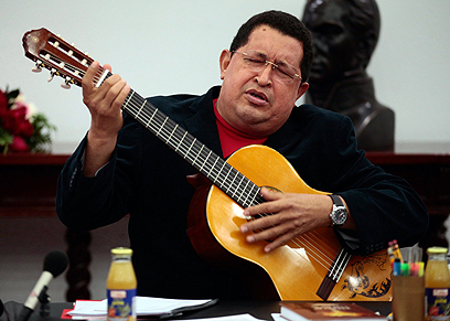 צ'אבס פורט על גיטרה לפני כמה שנים. אלה שברחו בגללו - חוגגים (צילום: AFP) (צילום: AFP)