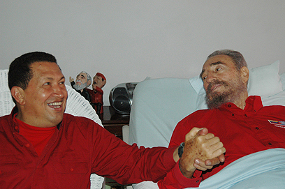 צ'אבס עם שליט קובה לשעבר פידל קסטרו. הברית תתפורר? (צילום: AP) (צילום: AP)