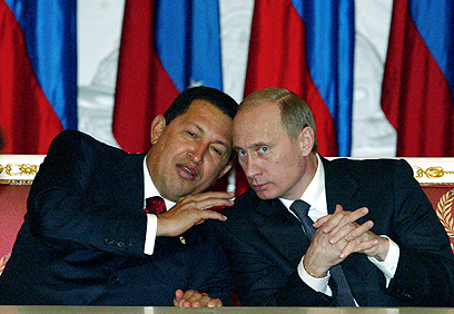 צ'אבס עם פוטין ב-2004. ונצואלה תנהג כמו אחרי התפרקות ברה"מ? (צילום: AP) (צילום: AP)