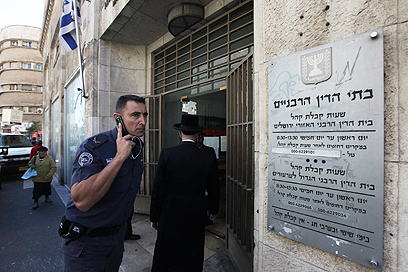 בית הדין הרבני בירושלים ופעולות השוטרים (צילום: גיל יוחנן) (צילום: גיל יוחנן)
