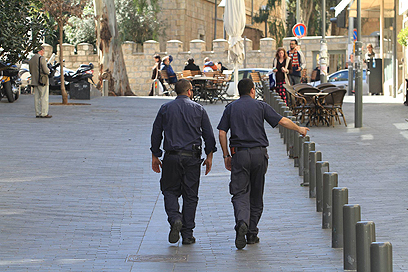 שוטרים סורקים באזור (צילום: גיל יוחנן) (צילום: גיל יוחנן)