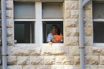 החלון שממנו קפץ האסיר (צילום: גיל יוחנן) (צילום: גיל יוחנן)
