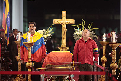 ניקולס מדורו (משמאל) ניצב ליד ארונו של צ'אבס (צילום: AP) (צילום: AP)