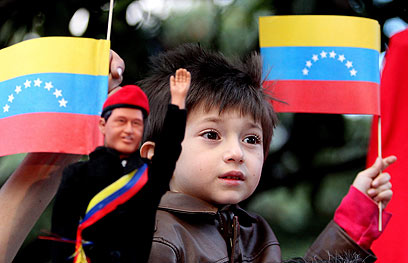 ילד מחזיק בובה של צ'אבס באירוע לזכרו בקולומביה (צילום: EPA) (צילום: EPA)
