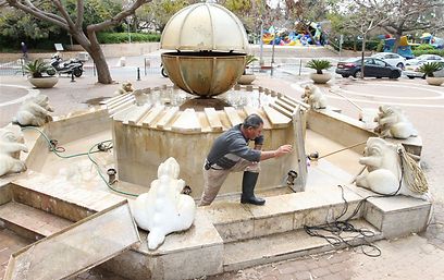 מחאה מתפשטת. פעולות הניקוי במזרקה שהושחתה, היום (צילום: עופר עמרם)