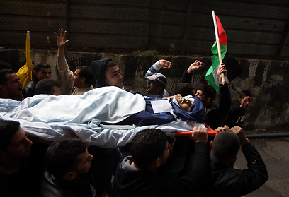 הלוויית מוחמד עספור, שנהרג מירי כדור גומי ( צילום: AFP) ( צילום: AFP)