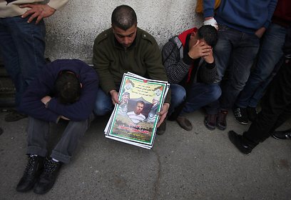 מתאבלים על מותו של הפלסטיני ( צילום: AFP) ( צילום: AFP)