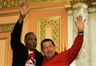 הוגו צ'אבס ודני גלובר. דרך משותפת (צילום: AP) (צילום: AP)