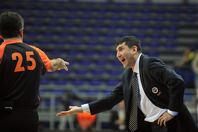 בונה על הליגה. מאמן פנרבחצ'ה-אולקר, ארתוגרול ארדוגאן (צילום: AFP) (צילום: AFP)
