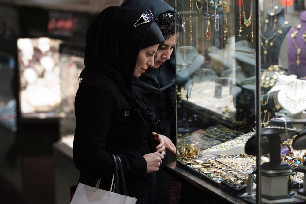 המסגדים ריקים, הבנות לא מקפידות על לבוש צנוע. בחנות תכשיטים בטהרן (צילום: רויטרס) (צילום: רויטרס)