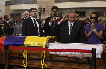 נשיא קובה ראול קסטרו מצדיע לארון (צילום: AP) (צילום: AP)