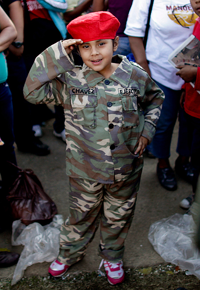 כמו מיליונים מתושבי ונצואלה, גם הילד הזה מעריץ את "הקומנדנטה" (צילום: AP) (צילום: AP)