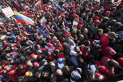 המוני מתאבלים על צ'אבס בקראקס, בצבעי דגל הלאום (צילום: EPA) (צילום: EPA)