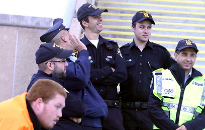 מנוחת הלוחם. השוטרים נהנים מאווירה רגועה בעכו (צילום: זהר שחר) (צילום: זהר שחר)