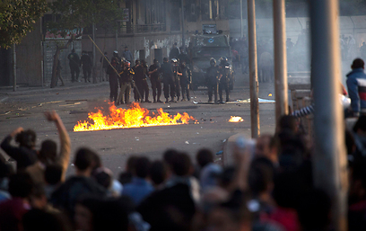 כוחות הביטחון מפזרים מפגינים בקהיר. 7 שוטרים זוכו (צילום: AP) (צילום: AP)