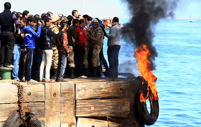 מפגינים בפורט סעיד מנסים לשבש את המעבר במפרץ סואץ (צילום: MCT) (צילום: MCT)