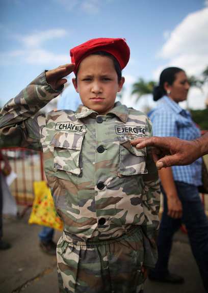 ילד מחופש לנשיא צ'אבס מצדיע בהלווייתו של צ'אבס (צילום: Gettyimages) (צילום: Gettyimages)