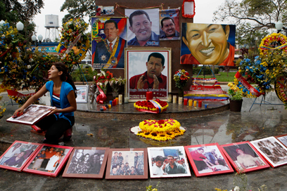 בונצואלה עדיין אבלים על מות צ'אבס (צילום: AP) (צילום: AP)