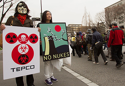 הפגנה נגד אנרגיה גרעינית בטוקוי. "אנשים מתחילים לשכוח את פוקושימה" (צילום: EPA) (צילום: EPA)