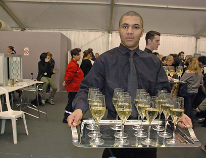 שמפניה ושלל תקרובות בקוקטייל של לואי ויטון (צילום: יפה עירון) (צילום: יפה עירון)