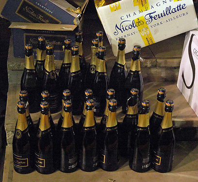 שמפניה גם לדוגמנים. שפע שמפניית "ניקולא פויאט" מאחורי הקלעים של תצוגת "ויואן ווסטווד" (צילום: יפה עירון) (צילום: יפה עירון)