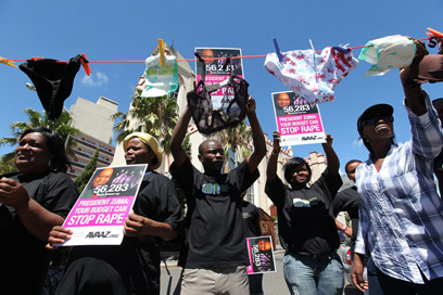 הפגנה נגד אונס. 66,196 מקרי אונס. רק 4,500 הורשעו (צילום: AP) (צילום: AP)