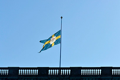 דגל שבדיה הורד לחצי התורן בארמון המלכותי בשטוקהולם (צילום: רויטרס) (צילום: רויטרס)