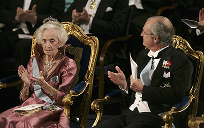 ב-2006 הפסיקה להשתתף בטקס הענקת פרס נובל. ליליאן עם המלך קרל ה-6 גוסטב (צילום: Gettyimages) (צילום: Gettyimages)