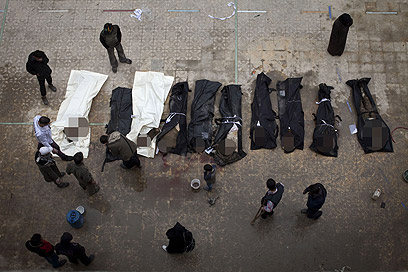 הקטל בסוריה נמשך. גופות הרוגים בחלב (צילום: AFP) (צילום: AFP)