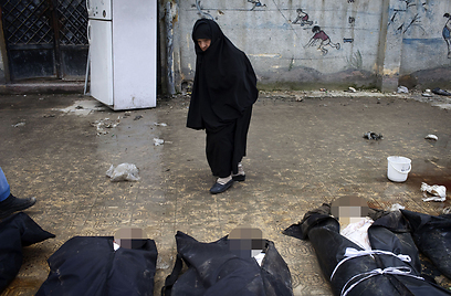 גופות בעיר חלב. "דרוש כוח ערבי בקסדות כחולות"  (צילום: AFP) (צילום: AFP)