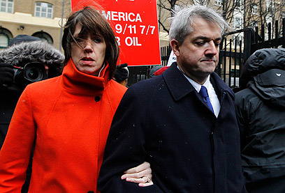 עמד בפנים קודרות בעת הקראת גזר הדין. הון ובת זוגו טרימינגהם (צילום: AP) (צילום: AP)