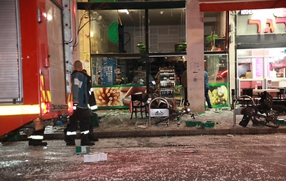 הנזק שנגרם לחנות שבתחתית הבניין (צילום: מוטי קמחי) (צילום: מוטי קמחי)