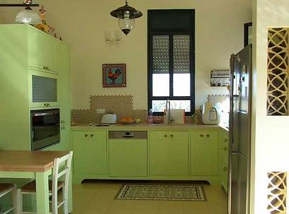 המטבח. פתוח בצבע ירוק פיסטוק עליז (צילום: יואב ארז) (צילום: יואב ארז)